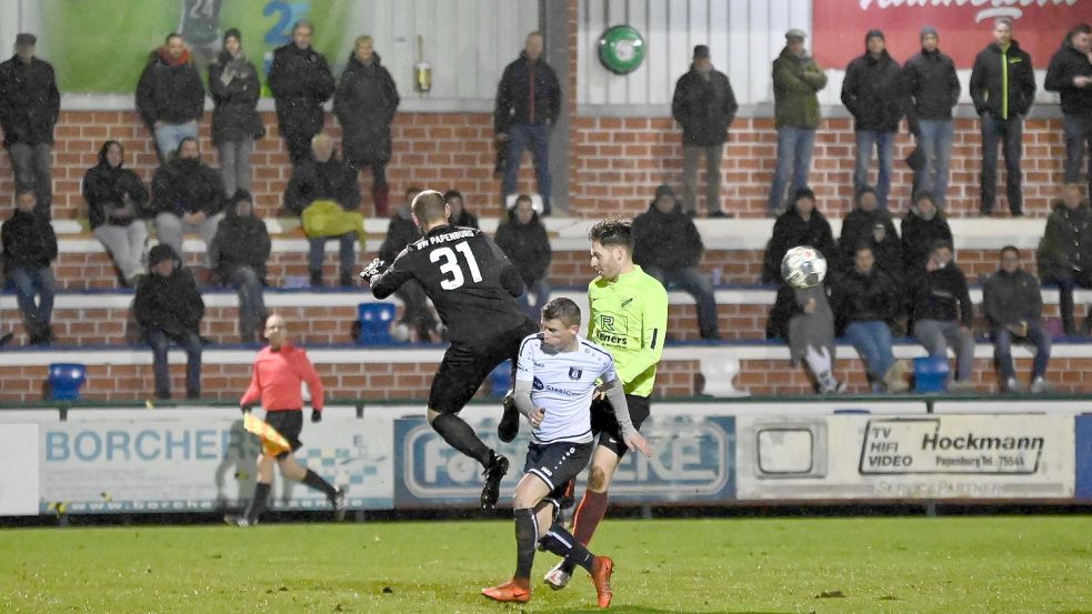 300 Zuschauer sahen eine Partie mit hohem Unterhaltungswert. In dieser Szene klärt Papenburg-Keeper Benjamin Gommert vor Firrels Reinhard Grotlüschen. Foto: Lohmann