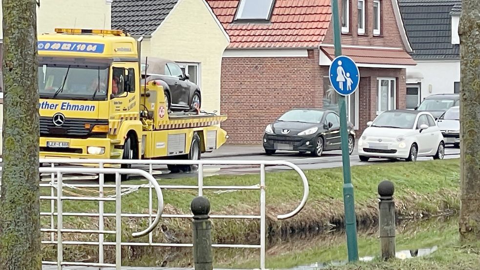 Ein VW Käfer landete am Sonnabendvormittag im Kanal am Untenende in Rhauderfehn, da die Handbremse nicht gezogen war. Foto: Hellmers