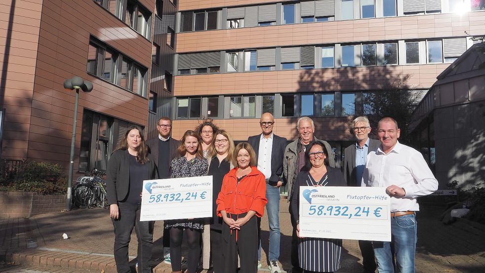 Die Vertreter der Vereine nehmen vor dem Eschweiler Rathaus die symbolischen Spendenschecks entgegen. Überreicht wurden sie von Uwe Boden (links), Geschäftsleiter des Hilfswerks. Fotos: Weiden