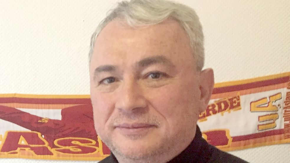 Serhat Özdemir arbeitet als Migrationsberater für die Türkisch-Deutsche Freundschaftsgesellschaft in Leer. Foto: Schneider-Berents