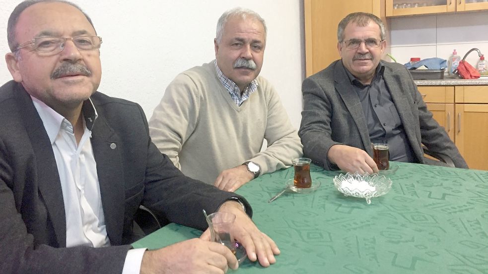Aziz Akan (von links) aus Ostrhauderfehn, Osman Acar aus Warsingsfehn und Süleyman Agirman aus Leer leben sehr gerne in Ostfriesland. Heimweh haben sie dennoch. Foto: Schneider-Berents