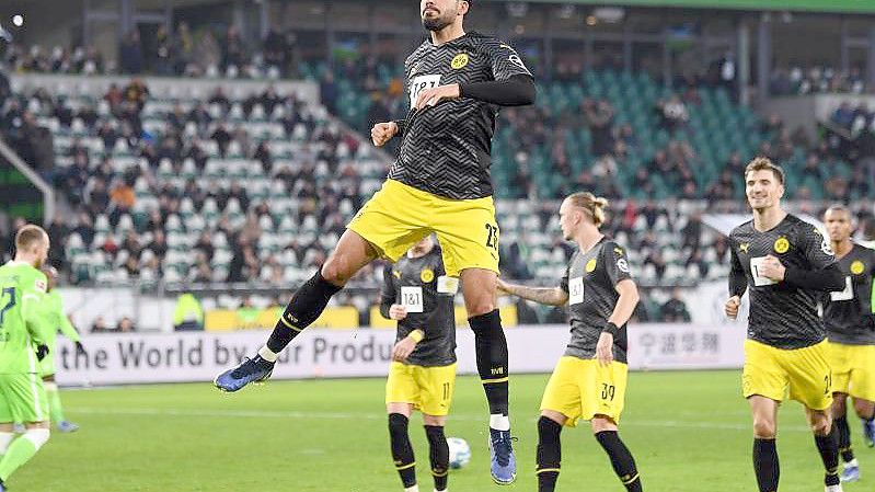 Dortmunds Emre Can (M) jubelt, nachdem er per Strafstoß zum 1:1-Ausgleich getroffen hat. Foto: Swen Pförtner/dpa