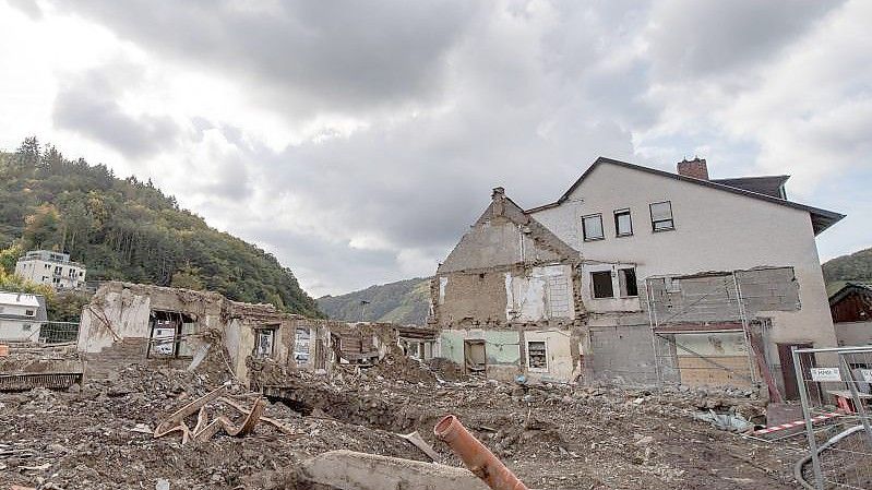 Ein zerstörter Gasthof am Ufer der Ahr in Dernau drei Monate nach der Flutkatastrophe vom Juli. (Archivbild). Foto: Boris Roessler/dpa