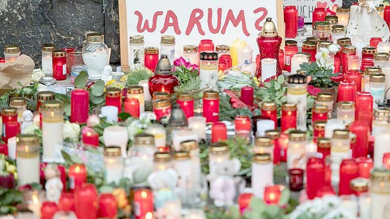 Vor der Porta Nigra haben Menschen zum Gedenken an die Opfer einer Amokfahrt Kerzen aufgestellt. (Archivbild). Foto: Oliver Dietze/dpa