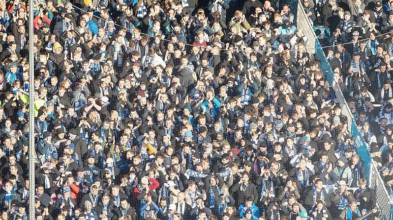 Fans stehen dicht gedrängt auf der Tribüne des Stadiums in Bochum. Foto: Marcel Kusch/dpa