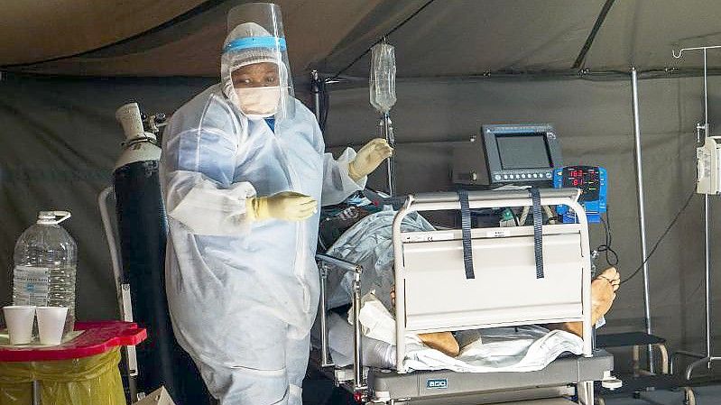 Ein Patient, der sich mit dem Coronavirus infiziert hat, wird im Tshwane District Hospital in Pretoria mit Sauerstoff behandelt. Foto: Jerome Delay/AP/dpa