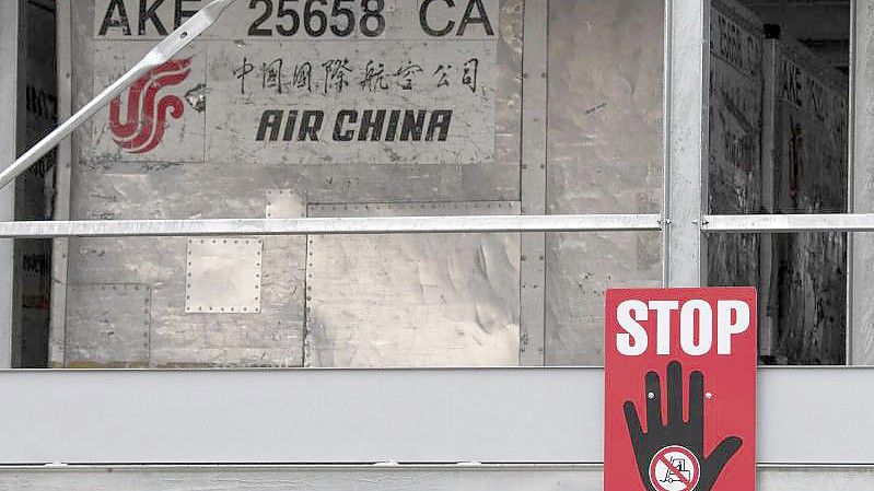 Ein rotes Warnschild mit der Aufschrift „Stop“ hängt an einem Lager für leere Frachtcontainer im Cargo-Bereich des Flughafens Frankfurt. (Archivbild). Foto: Boris Roessler/dpa