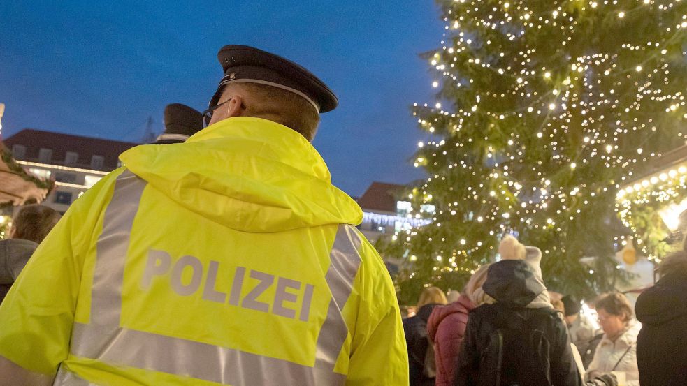 Polizei und Ordnungsamt haben am Freitag und Samstag in Bremen die Einhaltung der Corona-Regeln auf dem Weihnachtsmarkt und in der Gastronomie kontrolliert. Foto: Symbolfoto: imago images/xcitepress