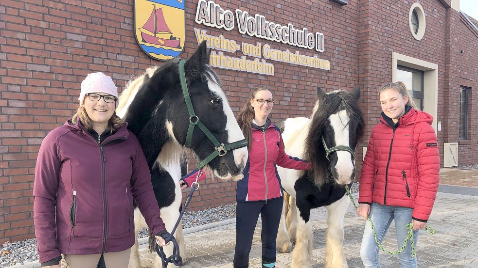 Freuen sich schon auf den Nikolausritt: (von links) Janine Ammann, Bettina Rhauderwiek und Chiara Stohlmann mit den beiden Pferden Jack (2. von links) und Teddy. Foto: Zein