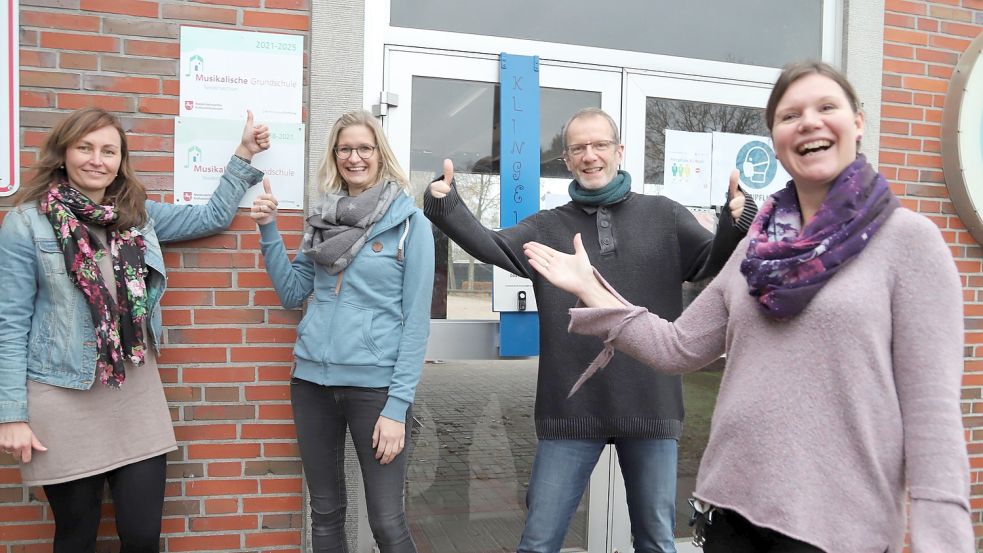 Freuen sich über das Zertifikat „Musikalische Grundschule“ (von links): Musikkoordinatorin Sandra Thien, Birgit Pekeler, Olaf Dielenschneider und Schulleiterin Maike Gundelach, Foto: Passmann