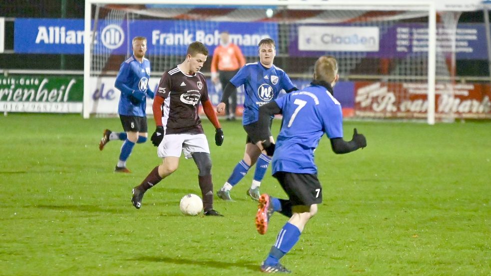 TuRa Westrhauderfehn II (am Ball Fynn Pruin) war spielerisch nicht schlechter als der TSV Ostrhauderfehn. Doch ein Torwartfehler entschied die Partie. Foto: Lohmann