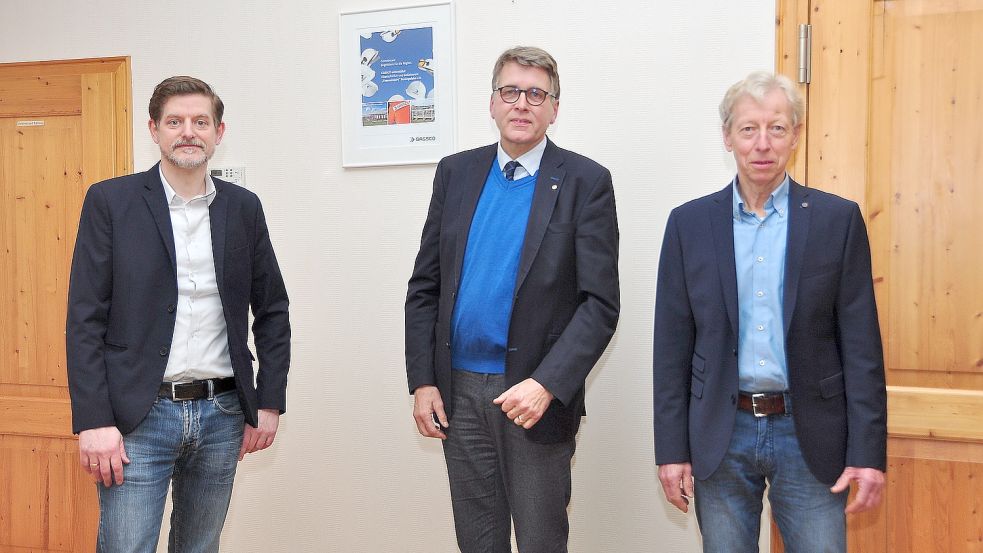 In der konstituierenden Sitzung wurde Bürgermeister Gerd Dählmann (Mitte) wieder gewählt. Seine Stellvertreter sind Holger Minor (links) und Günter Saathoff-Kettwig. Foto: Wolters