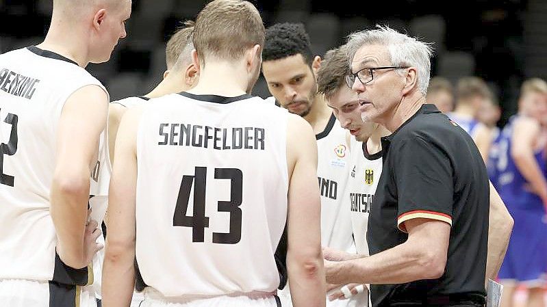 Trainer Gordie Herbert (r) aus Deutschland gibt Anweisungen an seine Spieler. Foto: Daniel Karmann/dpa/Archivbild