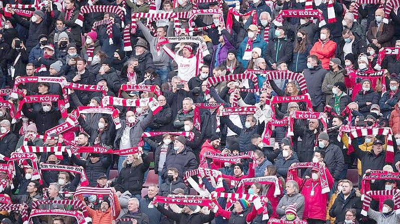 50.000 Zuschauer verfolgten im Stadion des 1. FC Köln das Spiel gegen Borussia Mönchengladbach. Foto: Marius Becker/dpa