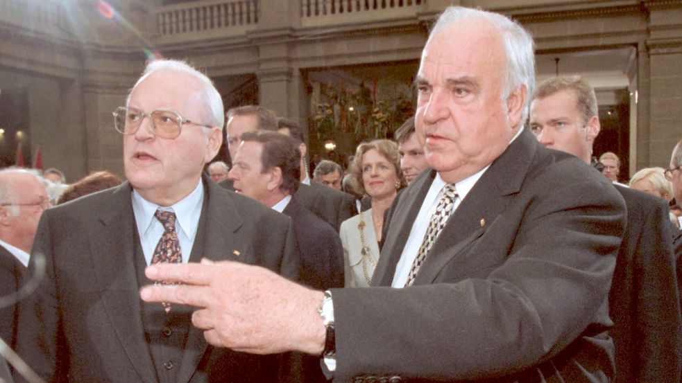 Bundeskanzler Helmut Kohl (rechts) im Jahr 1998 im Bonner Museum König. Links im Bild der damalige Bundespräsident Roman Herzog Foto: Nicole Maskus/Imago