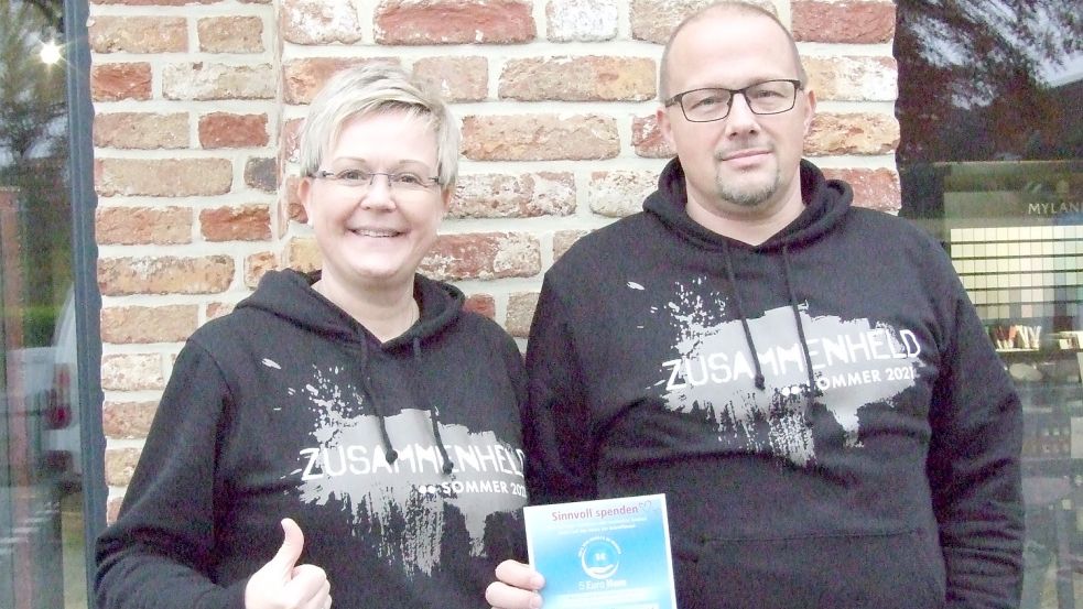 Martina Skorwider und Heiko Müller aus Völlenerfehn machen bei der Aktion „5 Euro Haus“ zur Hilfe von Flut-Opfern mit. Foto: Scherzer