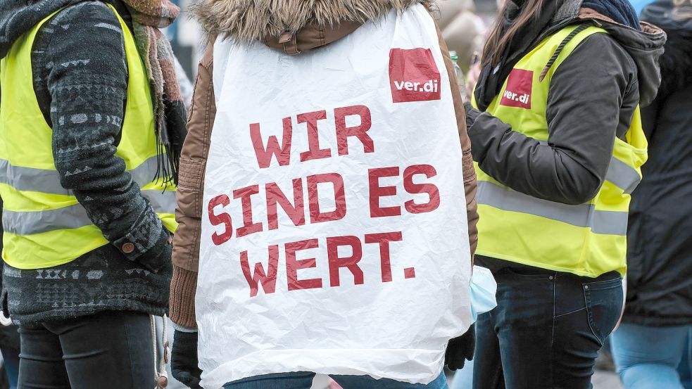 „Wir sind es wert“. Warnstreiks und Proteste wie hier in Düsseldorf begleiteten die jetzt beendeten Tarifverhandlungen für den öffentlichen Dienst der Länder. Am Ende steht ein Kompromiss, der als „respektabel“ bezeichnet wird, aber viele Beschäftigte enttäuschen dürfte. Foto: Michael Gstettenbauer via www.imago-images.de