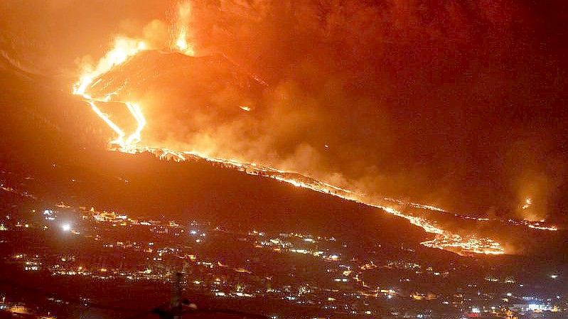 Glühende Lava fließt auf La Palma bei einem weiteren Vulkanausbruch einen Berg hinunter. Foto: Emilio Morenatti/AP/dpa