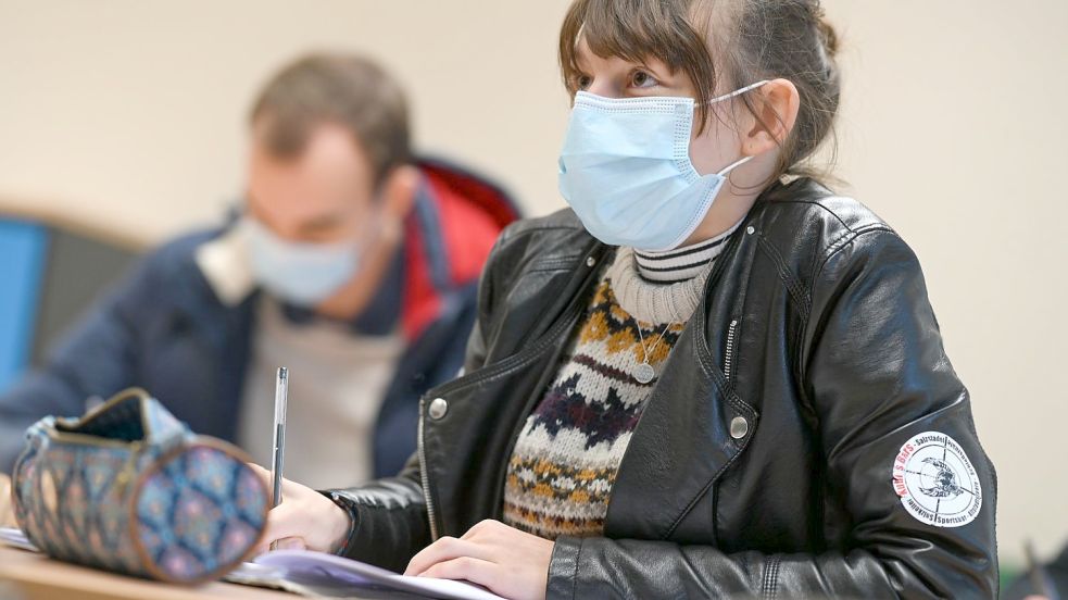 In Niedersachsen gilt an den Schulen eine durchgängige Maskenpflicht. Das soll auch so bleiben. Auch sollen die Schulen nach wie vor nicht wieder flächendeckend geschlossen werden. Foto: Felix Kästle/dpa