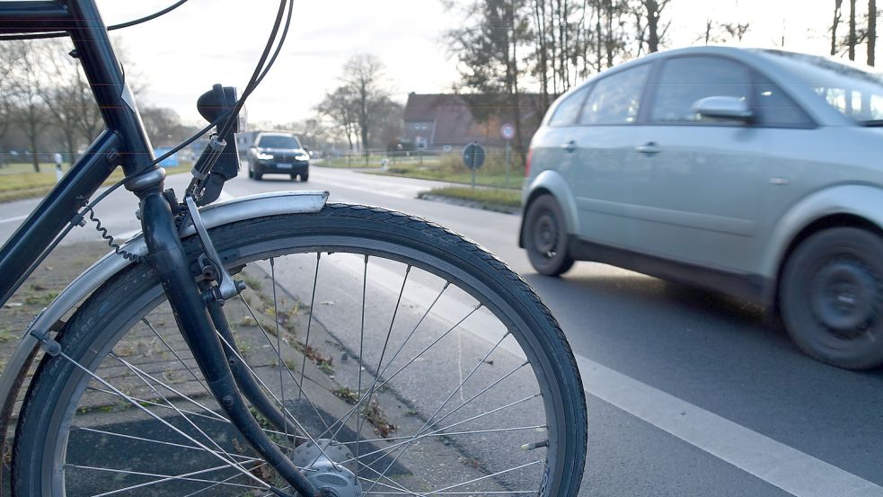 Tausende Fahrzeuge sind täglich auf der Bundesstraße zwischen Rhauderfehn und Collinghorst unterwegs. Die vielbefahrene Kreuzung in Marienheil zu queren ist für Radfahrer immer ein gefährliches Unterfangen. Foto: Ammermann