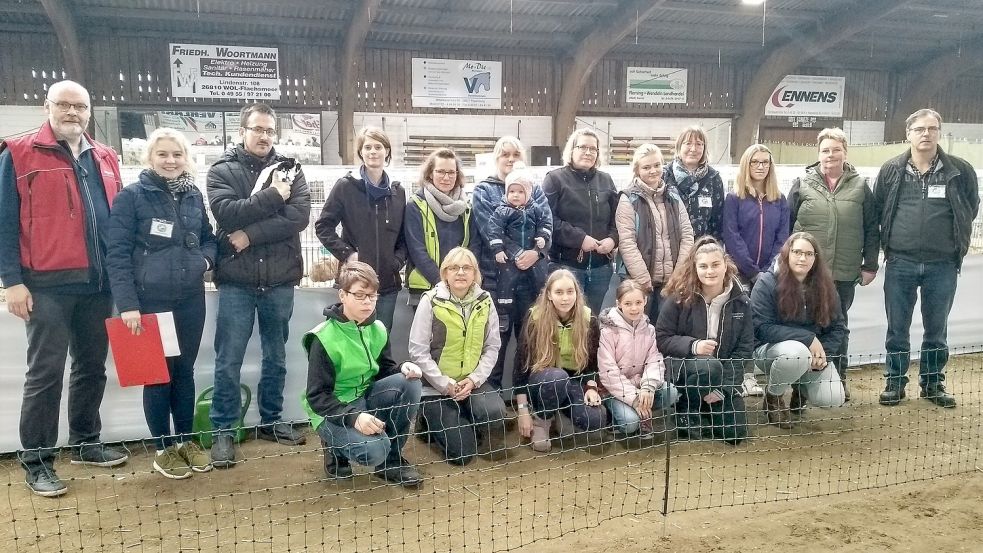 Die Teilnehmer der Kanin-Hop-Meisterschaft des Kreisverbandes Ostfriesland mit dem stellvertretenden Kreisverbandsvorsitzenden Rüdiger Frers (links) und Schiedsrichter Vanessa Schenke (2. von links) sowie Dieter Prins (rechts) und Wilma Prins (4. von rechts). Foto: privat