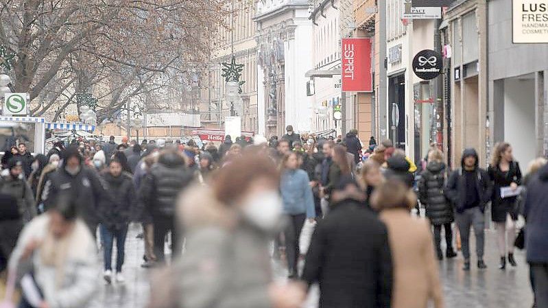 Shoppen in der Münchner Innenstadt. Foto: Felix Hörhager/dpa