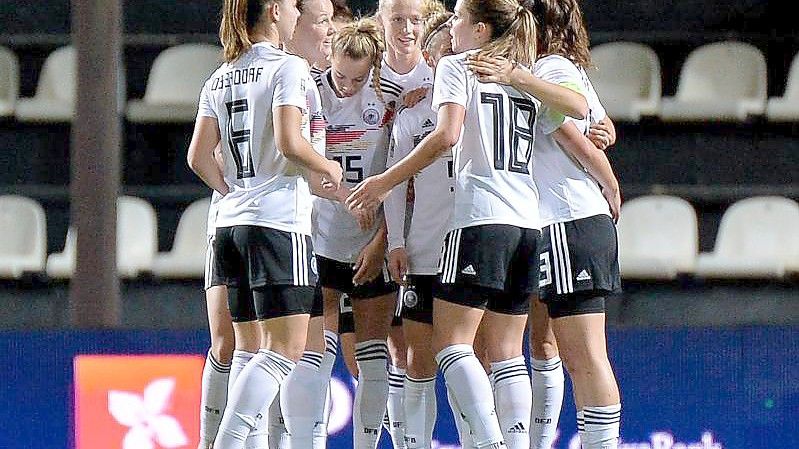 Die deutschen Spielerinnen jubeln über das 2:0 gegen Portugal. Foto: Karsten Lauer/foto2press/dpa