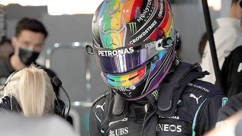 Kann sich für die entscheidenden Saisonrennen auf einen stärkeren Motor freuen: Mercedes-Pilot Lewis Hamilton. Foto: Hasan Bratic/dpa