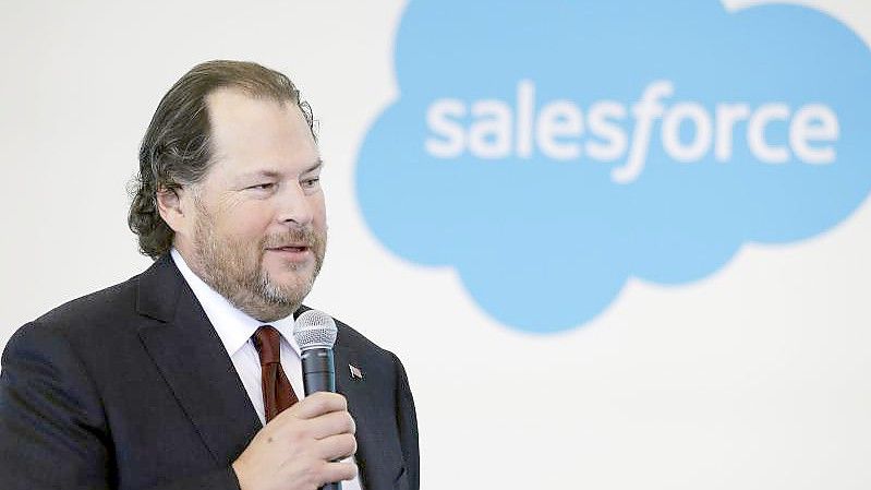 Marc Benioff, Chef von Salesforce, spricht auf einer Pressekonferenz. Foto: Darron Cummings/AP/dpa