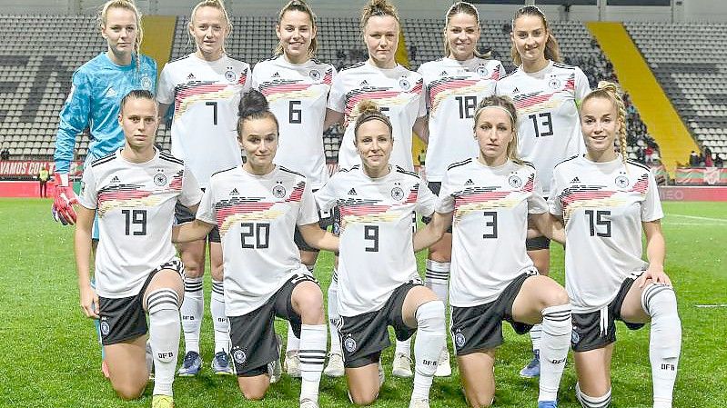 Die deutschen Spielerinnen posieren vor dem Spiel gegen Portugal in Faro für ein Foto. Foto: Karsten Lauer/foto2press/dpa