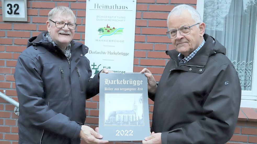Stellen den Fotokalender 2022 „Harkebrügge – Bilder aus vergangenen Zeit“ vor: Heinz Frerichs (links) und Hans Eveslage. Foto: Passmann