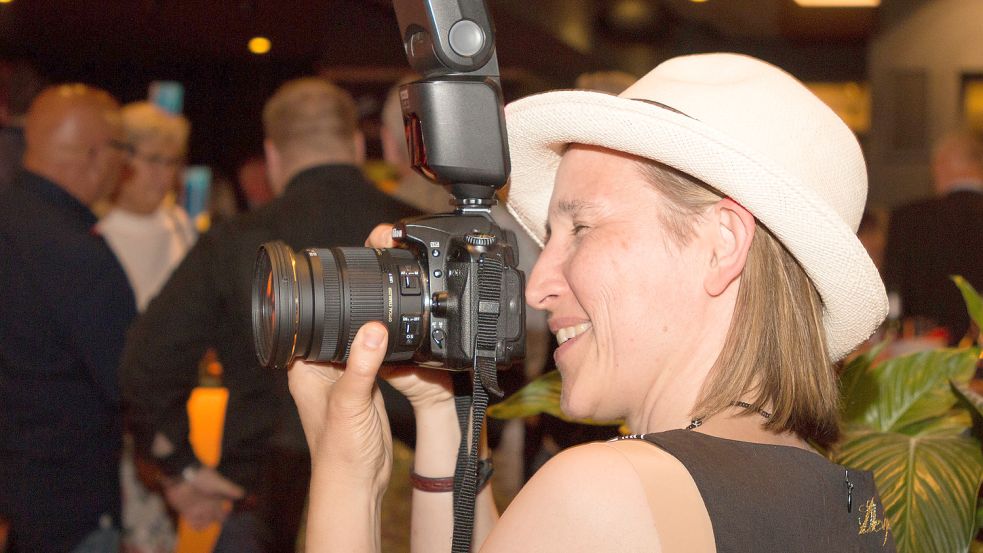 So kennen sie Stammbesucher des Emder Filmfestes: Gabi Marks begleitet das Festival seit 23 Jahren mit der Kamera. Ihr Markenzeichen ist der Hut. Bild: T. Bruns/Archiv