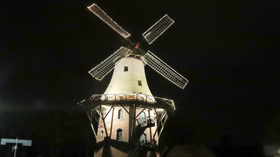 2160 LED-Lämpchen lassen die Ebkenssche Windmühle in Barßel in weihnachtlichem Lichterglanz erstrahlen. Um das Anbringen der Lichterketten hat sich der Arbeitskreis Mühle des Barßeler Bürger- und Heimatvereins gekümmert. Foto: Passmann