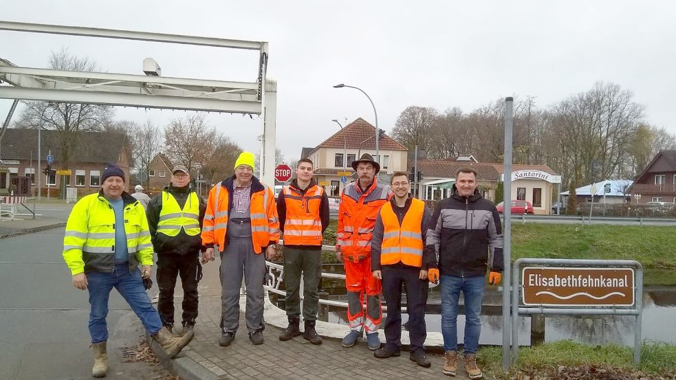 Sie brachten Weihnachtsbeleuchtung an den Klappbrücken über den Elisabethfehnkanal an: (von links) Manfred Krieter, Detlef van Rahden, Ewald Jansen, Kilian Haak, Justus Haak, Hannes Coners und Arne Kämpgen. Nicht auf dem Bild Engelbert Coners. Foto: privat