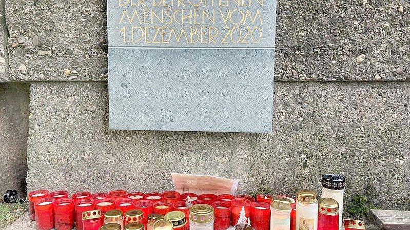 Vor einer Gedenktafel zur Amokfahrt in Trier haben Bürger Kerzen aufgestellt. Foto: Birgit Reichert/dpa