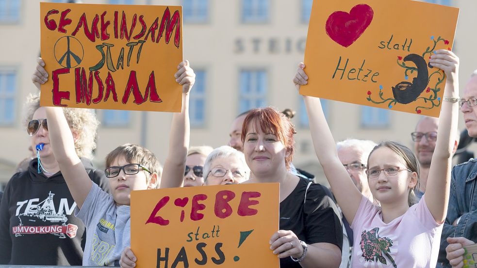 Es gibt durchaus auch Gegenbewegungen: Im Oktober 2019 ist das Bündnis „Herz statt Hetze“ in Dresden gegen Pegida auf die Straße gegangen. Foto: Rietschel/dpa/Archiv