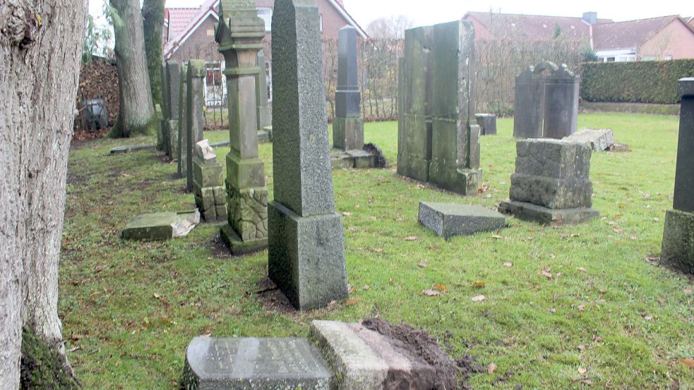 Auf dem jüdischen Friedhof in Bunde wurden am Wochenende mehrere Grabsteine umgestoßen. Der Landesverband der jüdischen Gemeinden von Niedersachsen will auf jeden Fall eine Strafanzeige erstatten. Foto: Berents