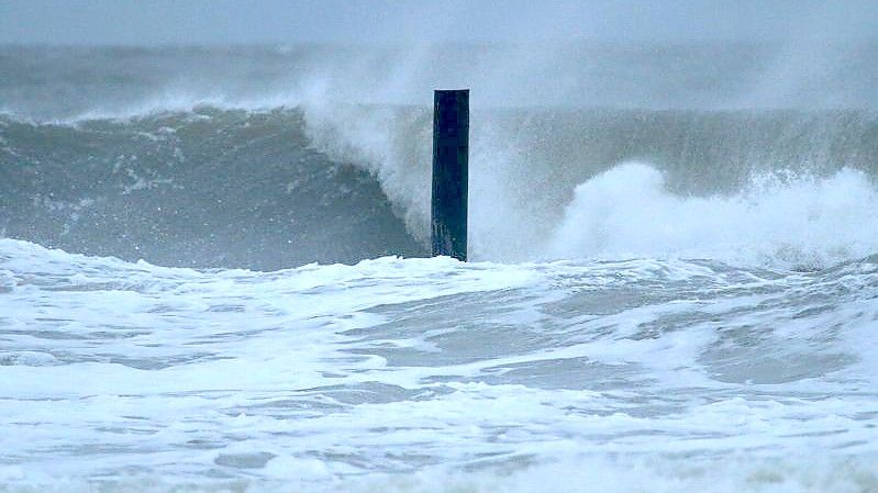 Vom Sturm aufgepeitschte Wellen türmen sich vor dem Norderneyer Strand „Am Cornelius“ auf. Foto: Volker Bartels/dpa
