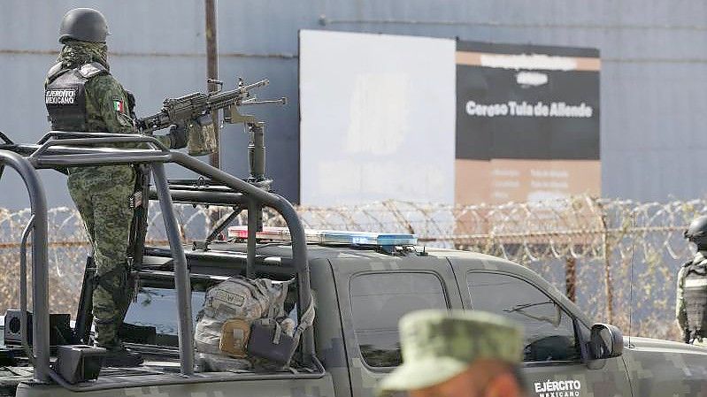 Soldaten der mexikanischen Armee stehen vor einem Gefängnis Wache, nachdem eine Bande mehrere Fahrzeuge in das Gefängnis gerammt hat und mit neun Insassen geflohen ist. Foto: Ginnette Riquelme/AP/dpa
