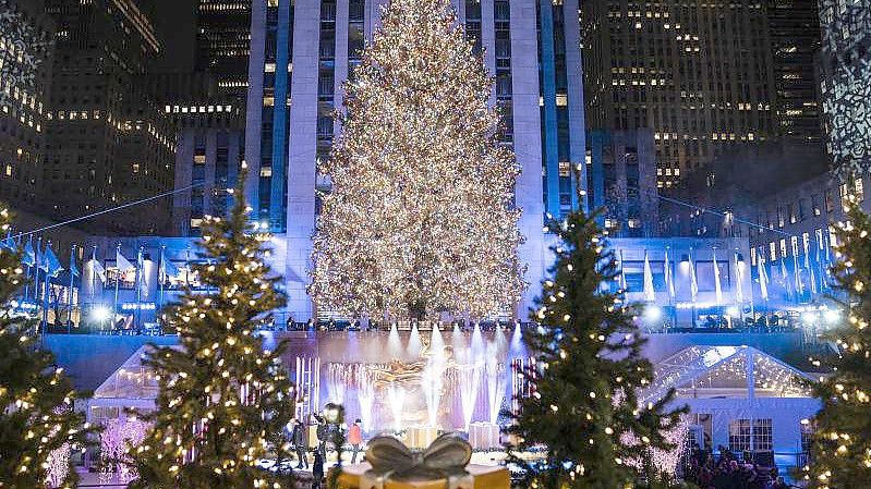 Im Rockefeller Center leuchtet der Weihnachtsbaum. Foto: John Minchillo/AP/dpa