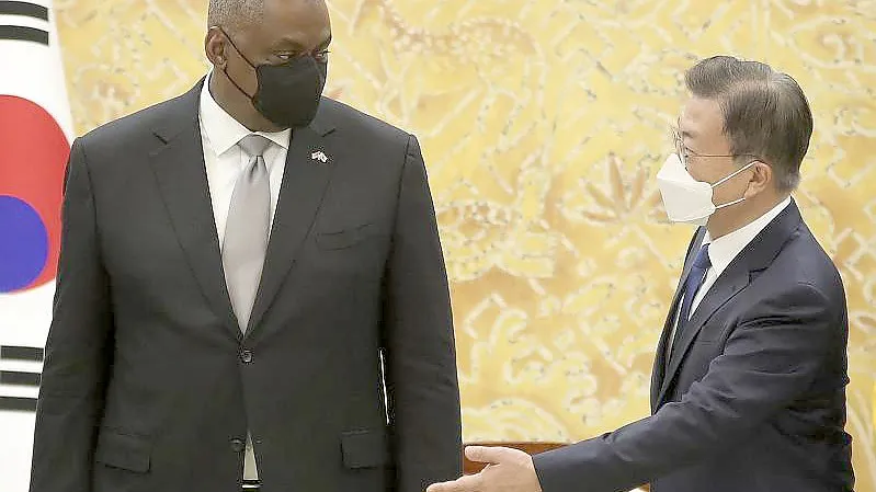 Der südkoreanische Präsident Moon Jae-in (r.) und US-Verteidigungsminister Lloyd Austin. Foto: Ahn Jung-Hwan/Yonhap/dpa