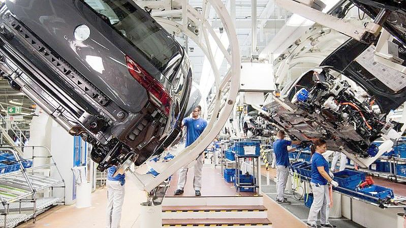 VDIK: Chipmangel lässt den deutschen Automarkt einbrechen. Foto: Julian Stratenschulte/dpa