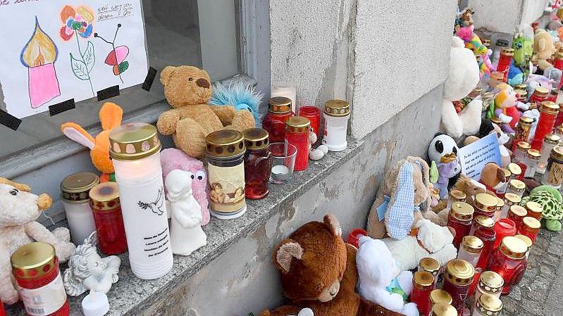 Kerzen und Plüschtiere stehen vor dem Eingang des Hauses, wo am 12.01.2019 die sechsjährige Leonie ums Leben kam. Foto: Stefan Sauer/dpa