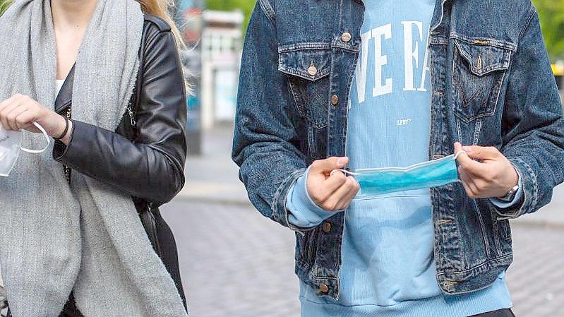 Jugendliche auf der Straße. Mehr als ein Viertel der 25-Jährigen wohnte 2020 noch immer bei ihren Eltern. Foto: Fernando Gutierrez-Juarez/dpa-Zentralbild/dpa