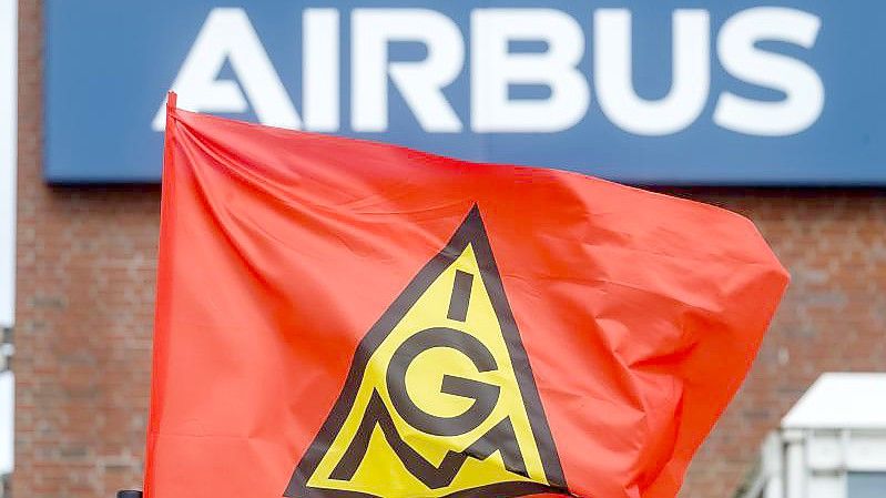 Bei Airbus beginnen erneut Warnstreiks der IG Metall - ein Ende des Konflikts ist nicht in Sicht. Foto: Markus Scholz/dpa