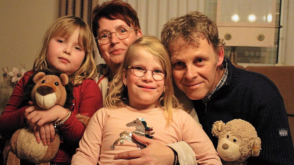 Hält zusammen: Familie Schulte aus Papenburg mit den Eltern Lena und Andreas sowie den Zwillingsmädchen Jule-Marie (links) und Feemke-Sophie.Foto: Belling