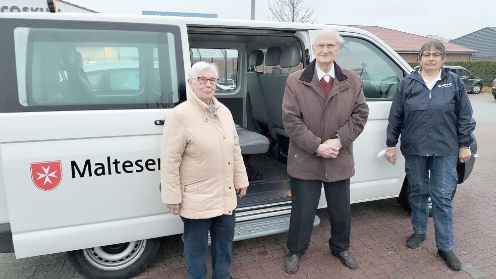 Johanna Janssen (von links) und Georg Korth nutzen den Mobilen Einkaufswagen der Malteser schon. Hier begleitet sie die Ehrenamtliche Hedwig Kuhlmann. Foto: privat