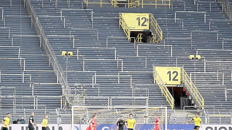 Im Dortmunder Westfalenstadion mussten zuletzt Tickets gegen Bayern München storniert werden. Foto: Federico Gambarini/dpa-Pool/dpa