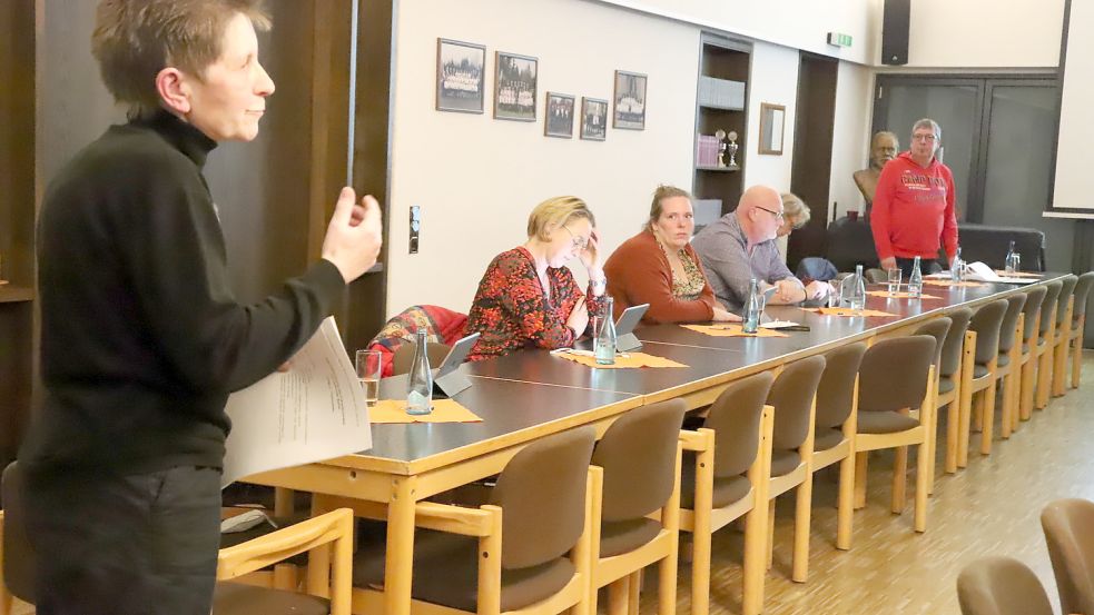 Christine Tinnefeld (vorne) und Jugendpfleger Hartmut Börchers (hinten, stehend) trugen am Mittwoch dem Ausschuss für Jugend, Familie, Senioren und Soziales vor, was der Präventionsrat bisher getan hat. Foto: Passmann