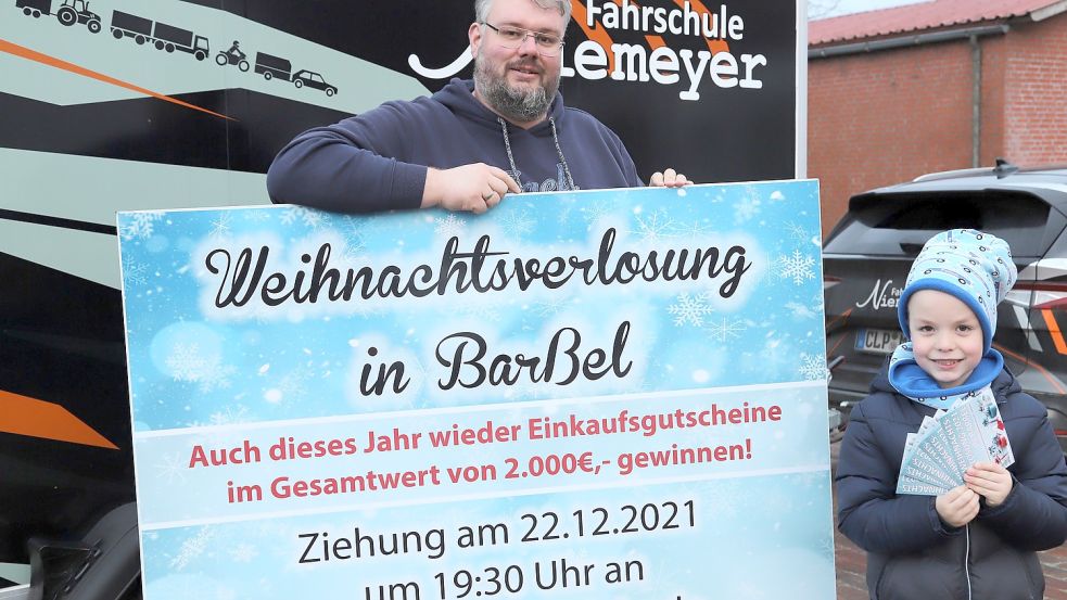 HGV-Vorsitzender Michael Niemeyer hofft, dass viele Kunden sich an der Weihnachtsverlosung beteiligen. Im Vorjahr zog Sohn Hubert die Gewinner. Foto: Passmann